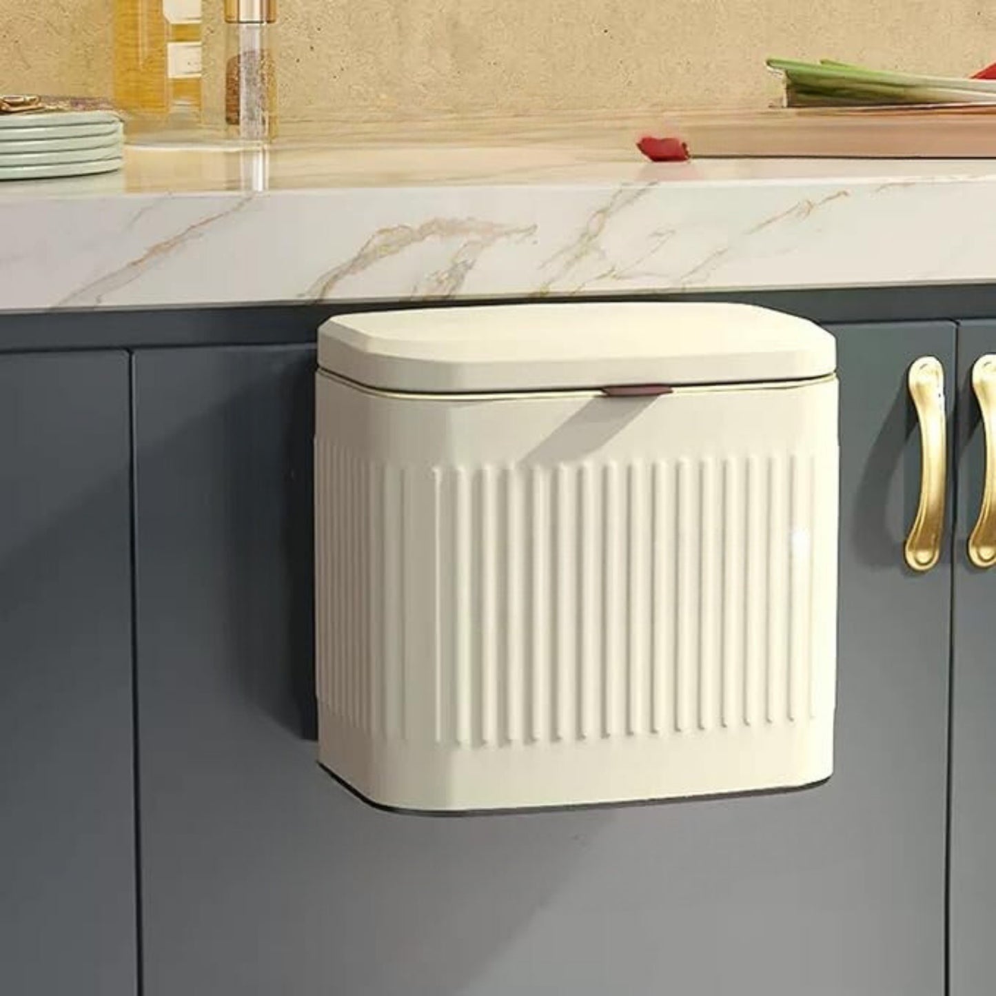 Gorgeous 4L Compact Trash Can with Lid